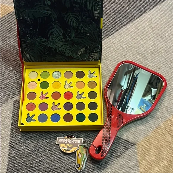 Jurassic Park Profusion Makeup Palette and Mirror - Picture 3 of 4